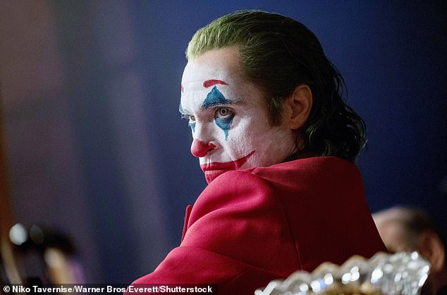 حصل فيلم Joker على أكثر من مليار دولار في شباك التذاكر العالمي، ولا يزال الفيلم الأكثر ربحًا ضمن تصنيف R على الإطلاق.