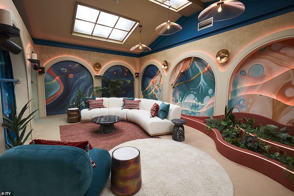 غرفة أخرى، تبدو وكأنها منطقة للاسترخاء، وتتميز بديكور أكثر هدوءًا