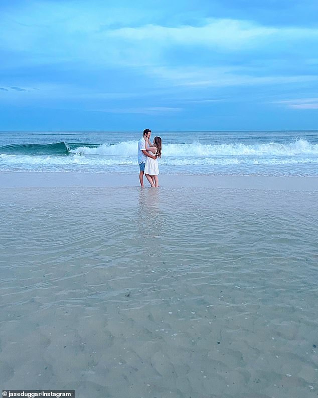 بدأت قصة حب جيسون ومادي في ديسمبر 2023 بعد أن ارتبطا لأول مرة عبر إنستغرام؛ في الصورة في منشور مايو على Instagram