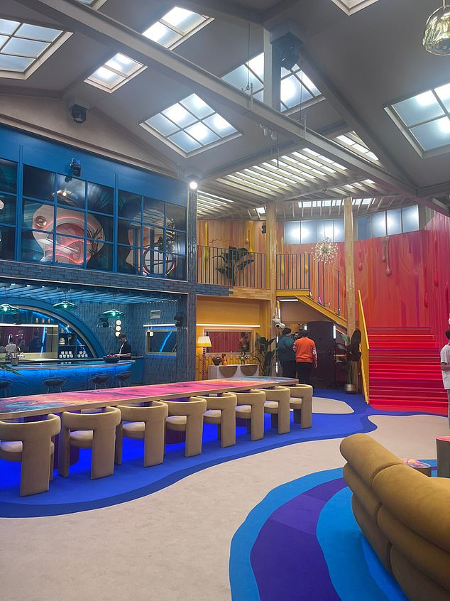 كان الأمر أشبه بالدخول داخل قوس قزح نيون أو مدينة ملاهي، خاصة الممر المؤدي إلى غرفة اليوميات ذات الأضواء الساطعة المبهرة والكثير من الألوان المتضاربة، لن أتفاجأ إذا تسبب موضوع الطلاء المتناثر في الصداع لبعض رفاق المنزل