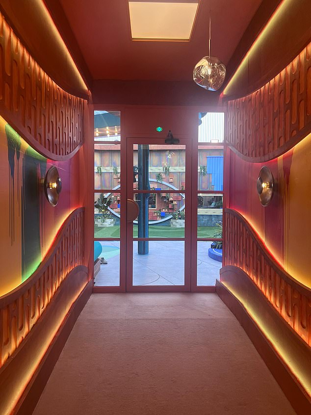 لاحظت أيضًا أن منطقة الجلوس لم تكن كبيرة بما يكفي لجميع زملاء السكن، لذا ستتشكل مجموعات