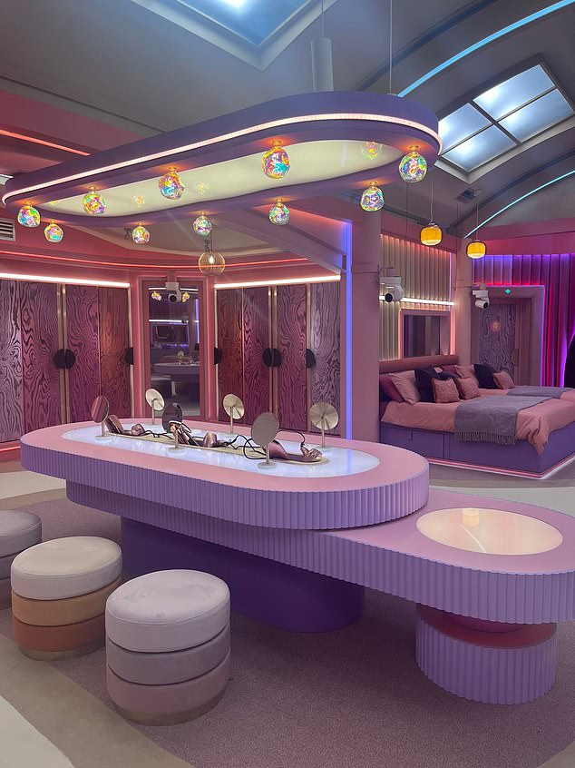 كان هناك الكثير من الديكور العشوائي وأكبر بكثير مما كنت أتوقعه مع أسقف عالية جدًا ومرايا على كل جدار تقريبًا