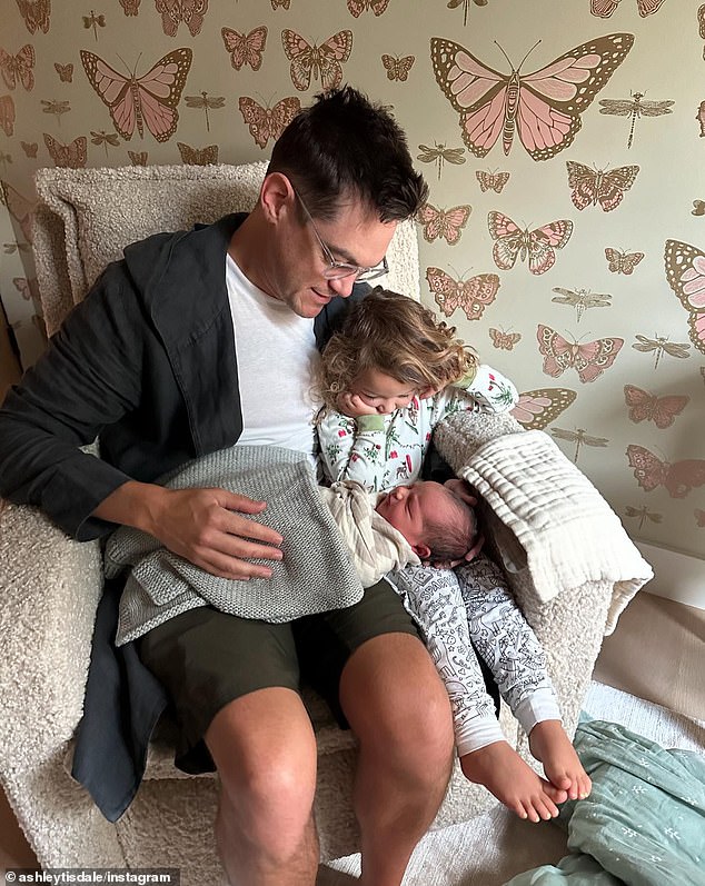 بينما كان إيمرسون هو النجم الجديد، ظهر والدها أيضًا في المنشور في صورة تظهره جالسًا على كرسي مع وجود جوبيتر بجانبه بينما كانا يحدقان بمحبة في فرد عائلتهما الجديد.