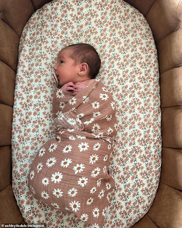 ولدت إيمرسون في 6 سبتمبر، لكن الزوجين قررا الانتظار لمدة شهر قبل مشاركة صورها مع عائلتها