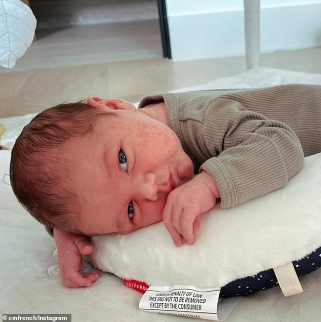 واستمر في نشر لقطة منفردة لإيمرسون وهي مستلقية على بطنها