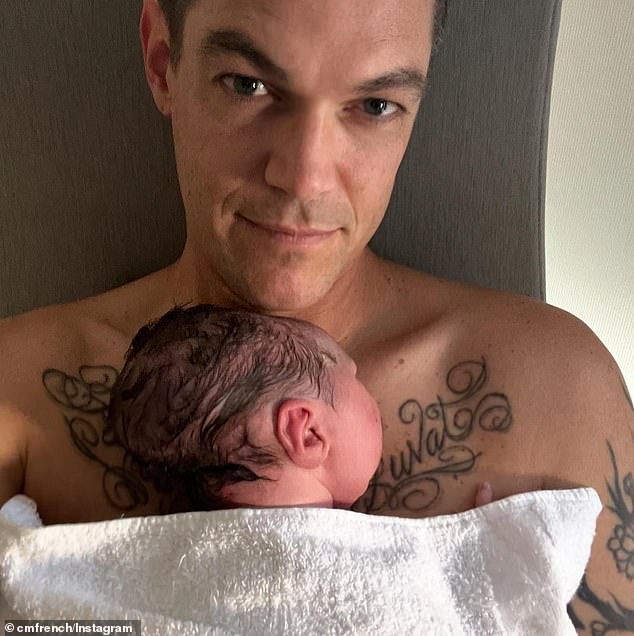 وبدت النعيم على وجهه وهو يحمل ابنته البالغة من العمر شهرًا واحدًا