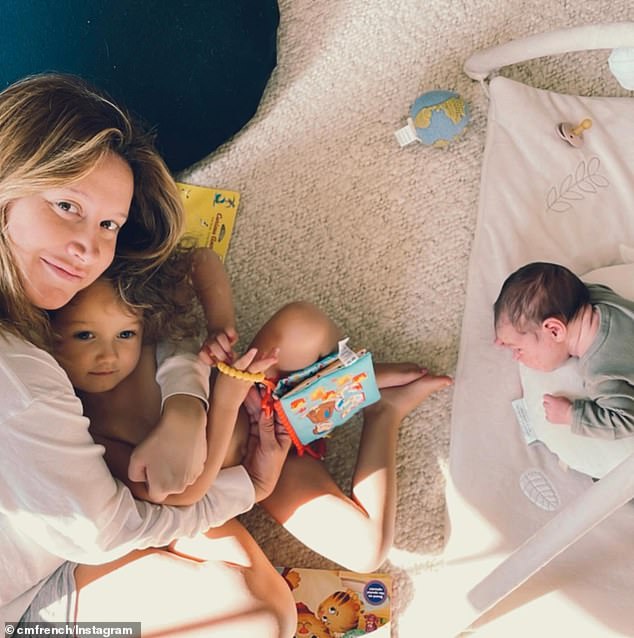 تم تصوير أشلي أيضًا وهو يحتضن جوبيتر أثناء اللعب بجوار إيمرسون