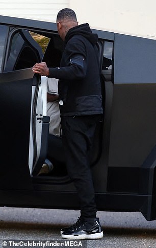 وتأكد كانون من دخول ابنه إلى السيارة وخروجه منها بأمان