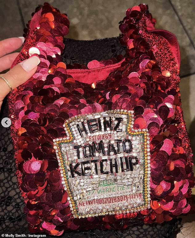 ولإكمال مظهرها، حملت أساسياتها في حقيبة Anya Hindmarch Heinz Ketchup الصغيرة التي تباع بالتجزئة بسعر 1295 جنيهًا إسترلينيًا.