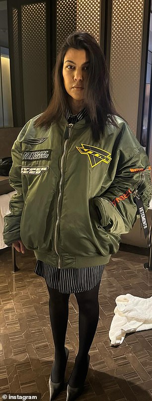 اتبعت كورتني أسلوبًا فريدًا في تزيينها، الأمر الذي أثار انتقادات من المعجبين الذين تعرضوا للفضيحة بسهولة