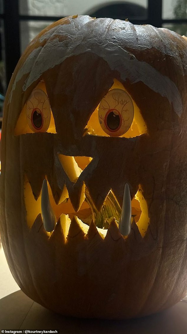 لقد شاركت صورًا على Instagram تظهر شهر أكتوبر حتى الآن وتضمنت هيكلين عظميين قابلين للنفخ في وضع غرامي تمامًا