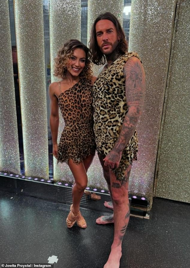 اندفعت جويتا يوم الاثنين نحو شريكها بعد أن وصل الزوجان إلى الأسبوع الرابع من المسابقة بعد أسبوع الفيلم يوم السبت