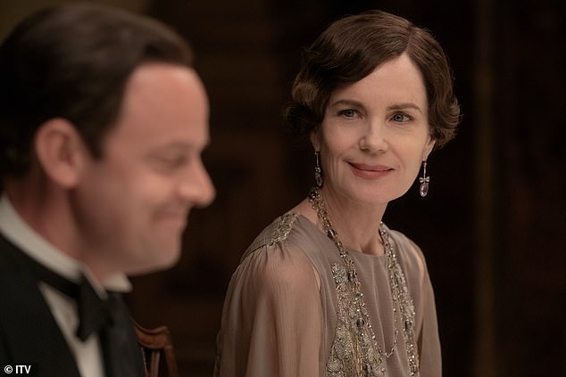 تعمل إليزابيث أيضًا على تصوير الجزء الثالث من فيلم Downton Abbey مع زملائها النجوم ميشيل دوكري وهيو بونفيل ولورا كارمايكل (شوهد في سلسلة ITV).