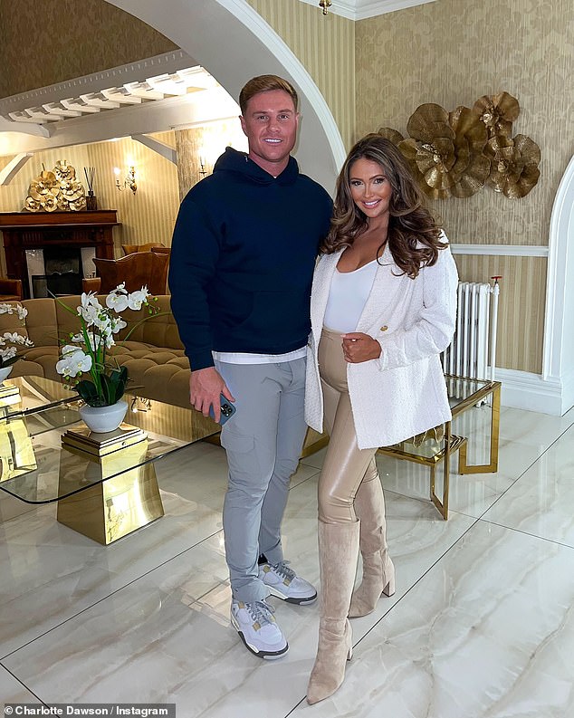 ويأتي اعترافها بعد أن كشفت عن قزم يسمى الخدمات الاجتماعية مرة أخرى واتهمتها بـ 