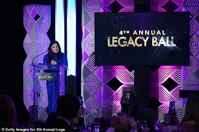 هنا شوهد الناظر على خشبة المسرح في Legacy Ball