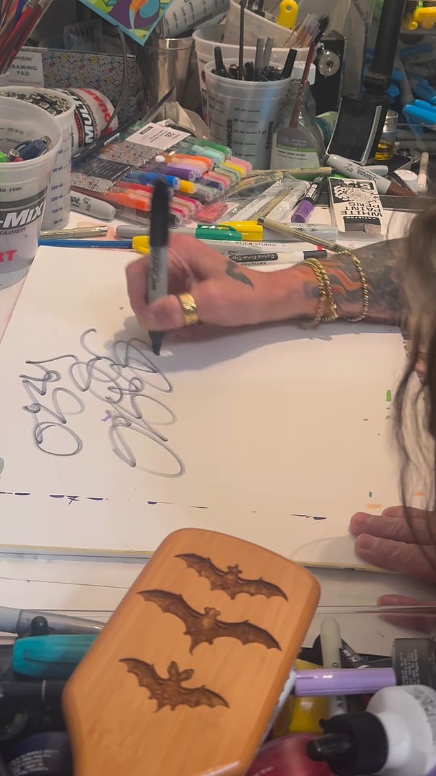 قام شخصية MTV السابقة بخربشة جون هانكوك على قماش أبيض بينما شجعه جاك، 38 عامًا، على المضي قدمًا 