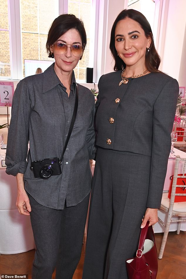 وبدت المصورة رائعة بقميص كبير الحجم نسقته مع بنطال ضيق وحذاء أسود مسطح وحملت كاميرتها