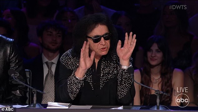 كان مغني الروك قاضيًا ضيفًا في برنامج Dancing With the Stars for Hair Metal Night على قناة ABC، ولكن انتهى به الأمر إلى فرك العديد من المعجبين بطريقة خاطئة.