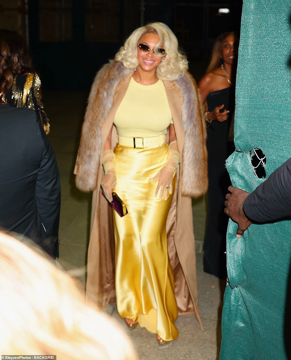 لقد تجولت في المكان بأحذية ذهبية عالية الارتفاع