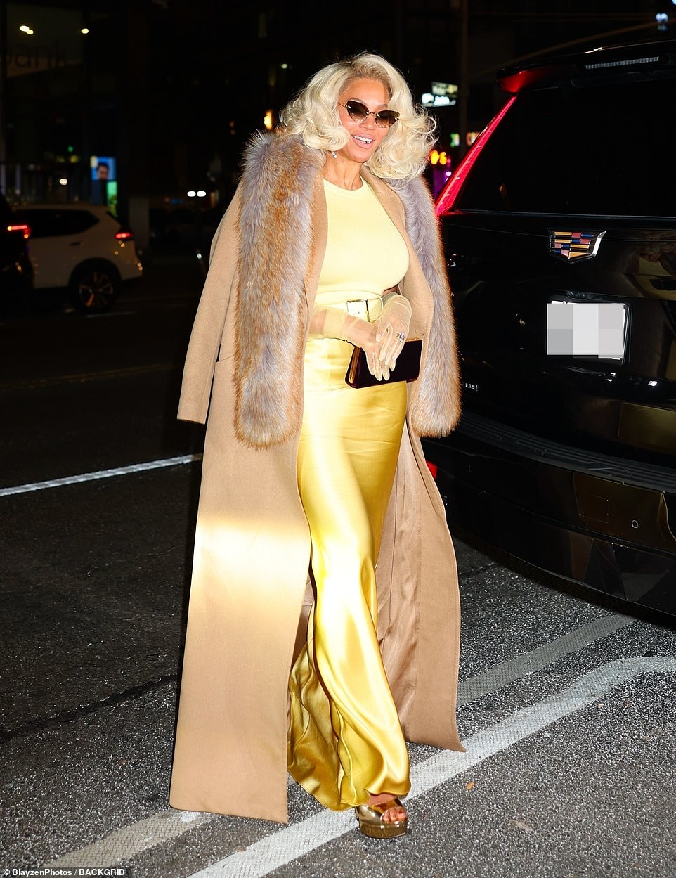 وظهرت بيونسيه بشعر أشقر بلاتيني في تجعيدات مستوحاة من مارلين مونرو والتي لامست أعلى كتفيها.