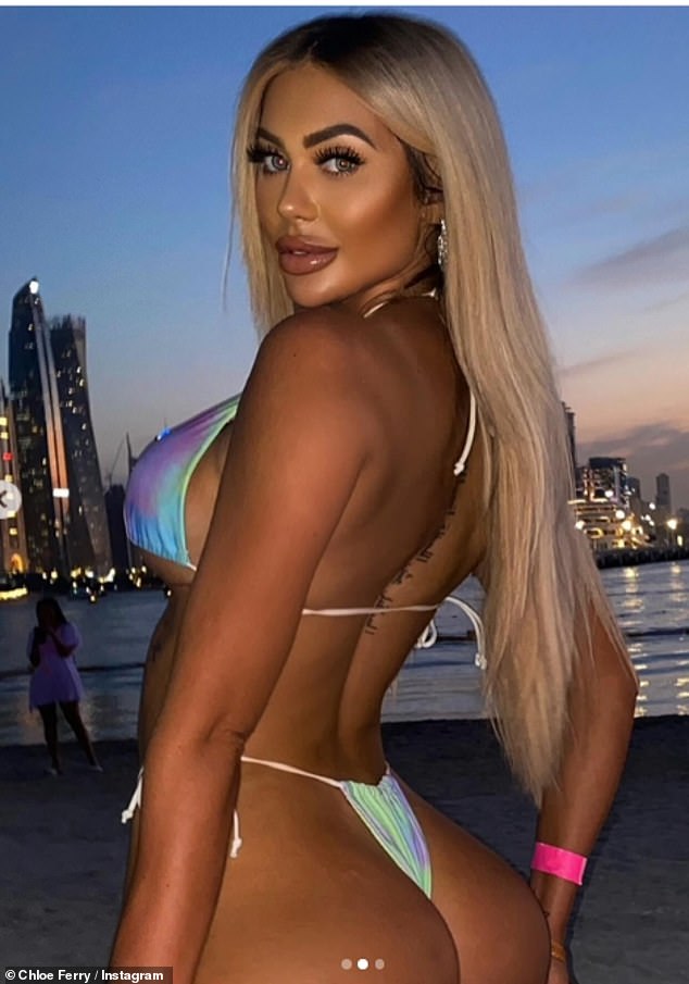 لا تزال ترتدي خصلات شعرها الشقراء الطويلة السابقة، ووقفت أمام أفق الساحل الشهير