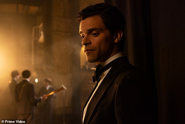 في النظرة الأولى، يكرس جاكوب، الذي يلعب دور إبستين، حياته وروحه للوصول بالفرقة إلى المركز الأول في أمريكا.