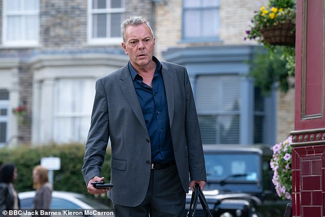 في نهاية الأسبوع الماضي، عاد مايكل فرينش إلى والفورد بعد تلقيه مكالمة هاتفية من كات سلاتر (جيسي والاس).