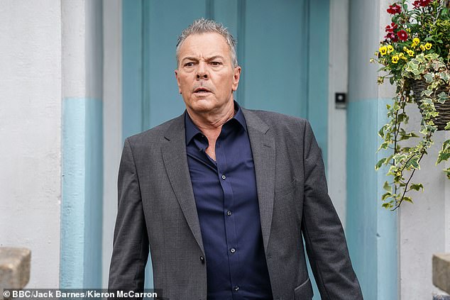 تلقى رسائل نصية ومكالمات من هولي لكنه رفض إخبار أي شخص بها. إلا أن المشاهدين في حلقة الخميس اكتشفوا أنها حفيدته