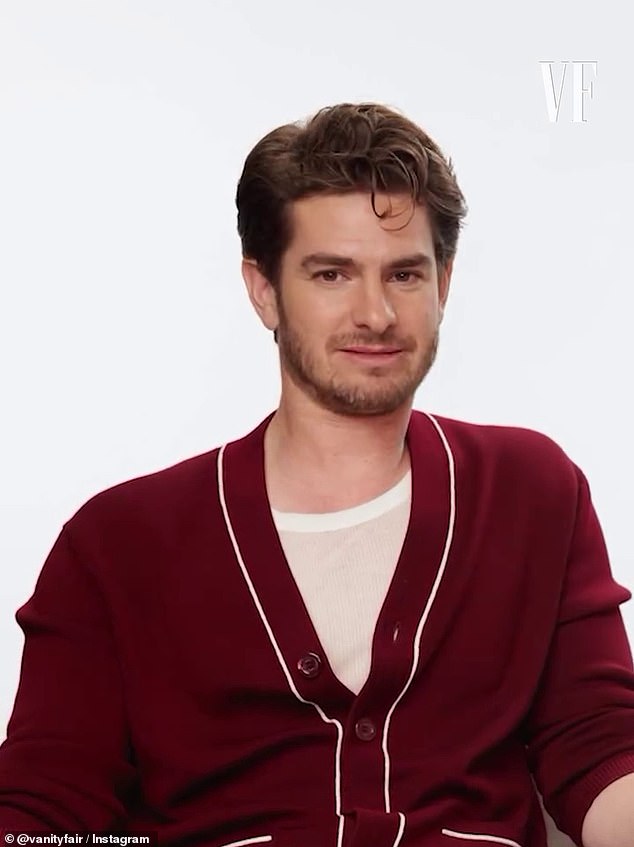 أثناء سؤالها عن مدى معرفتهم لبعضهم البعض في إحدى مقالات فانيتي فير، سُئلت فلورنسا البالغة من العمر 28 عامًا عن الشبكة الاجتماعية المفضلة لدى غارفيلد البالغ من العمر 41 عامًا