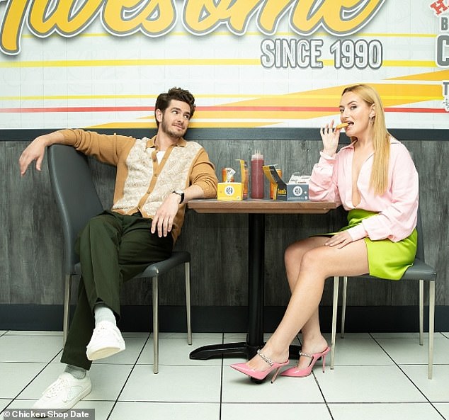 في مكان آخر، بينما كان بعض المعجبين يتكهنون بشأن أندرو وفلورنسا، لاحظ آخرون كيف يمكن للنجم المنفرد حديثًا أن يشعر بالحرية في مغازلة مضيفة Chicken Shop Date أميليا ديمولدينبيرج (على اليمين) بعد أن أجرت مقابلة معه في البودكاست الخاص بها