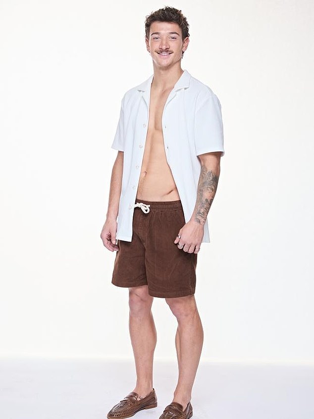 لدى الرياضي الجذاب وظيفة يومية كنجار ويأمل أن يجد حبه الأول في العرض، لأنه لم يكن في علاقة جدية من قبل