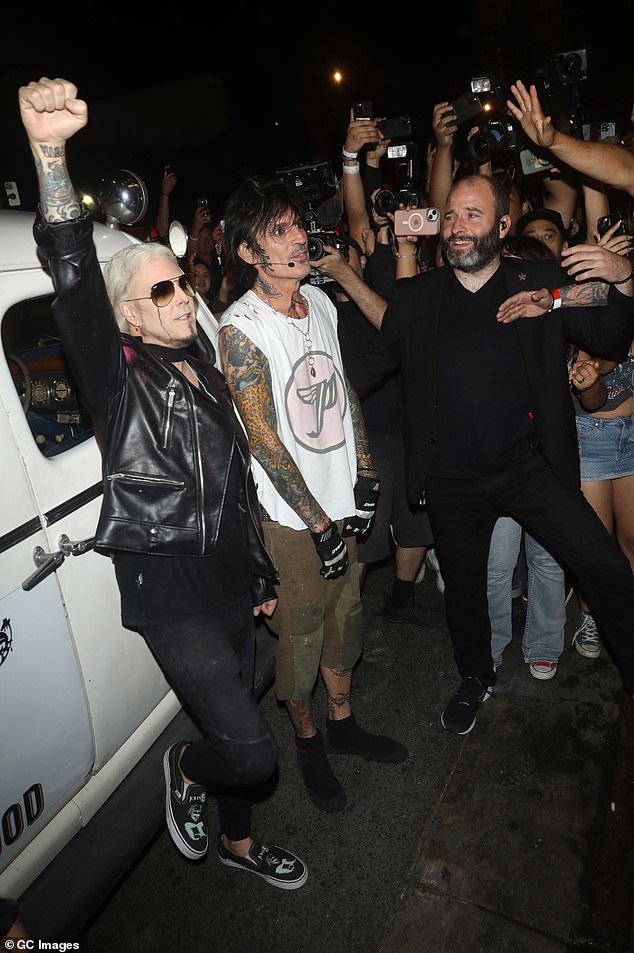 لعبت فرقة الشعر المعدنية الشهيرة دورًا يتسع لـ 500 شخص كجزء من عملية استحواذ Sunset Strip والتي وصفتها الفرقة بأنها
