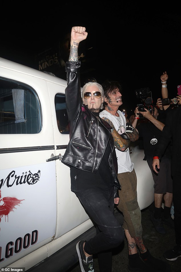لعب Mötley Crüe ثلاثة عروض في ثلاثة أندية صغيرة تعد جزءًا من تاريخ موسيقى الروك في ويست هوليود
