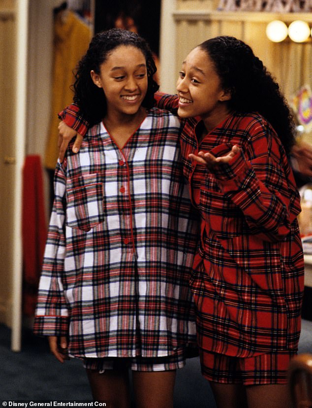 تشتهر تيا وتاميرا ببطولة المسلسل الكوميدي Sister، Sister الذي تم بثه من عام 1994 حتى عام 1999؛ كما رأينا أعلاه في عام 1994