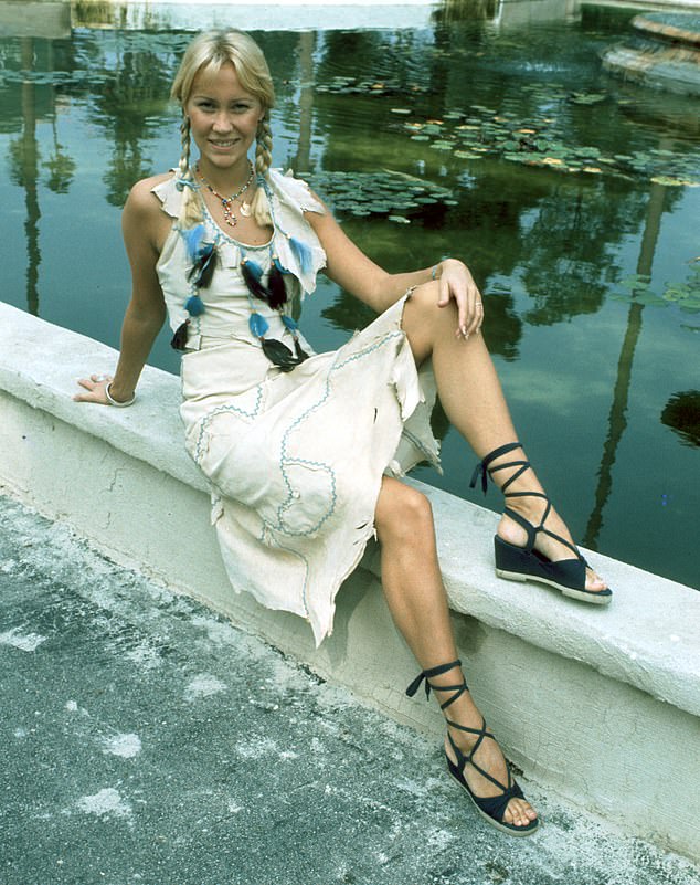 تم اتخاذ خطوة إعادة تصنيف الفيلم من U إلى PG العام الماضي عندما أعيد تقديمه إلى BBFC قبل إصداره في السينما للاحتفال بالذكرى الخمسين لتأسيس الفرقة.