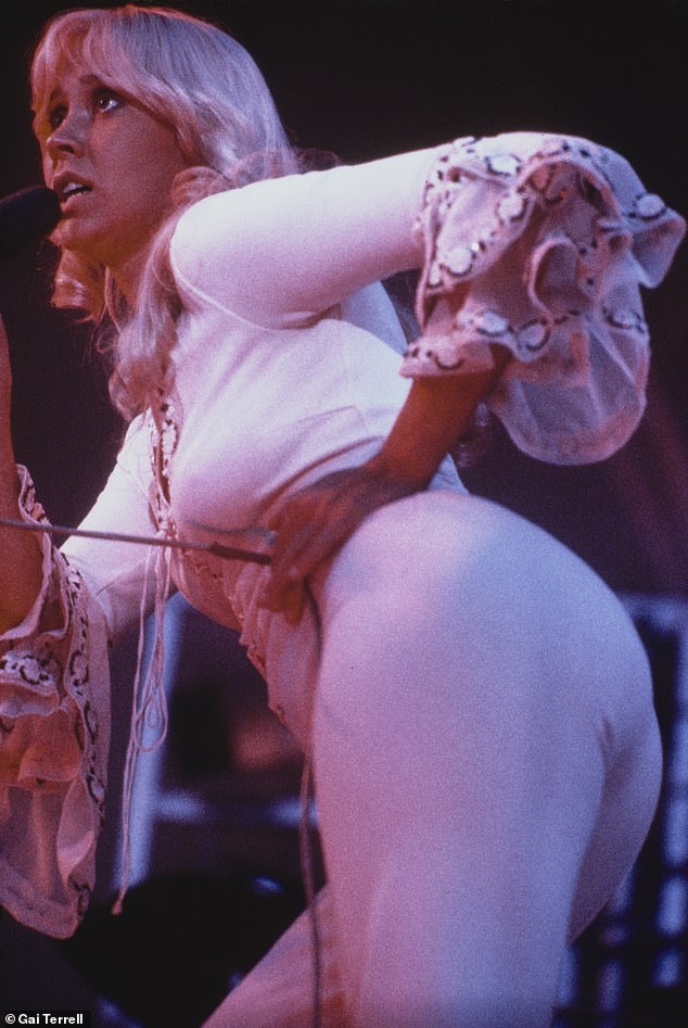 من بين المشاهد التي أبرزتها BBFC تسلسلان عندما يعبر أعضاء الفرقة عن 