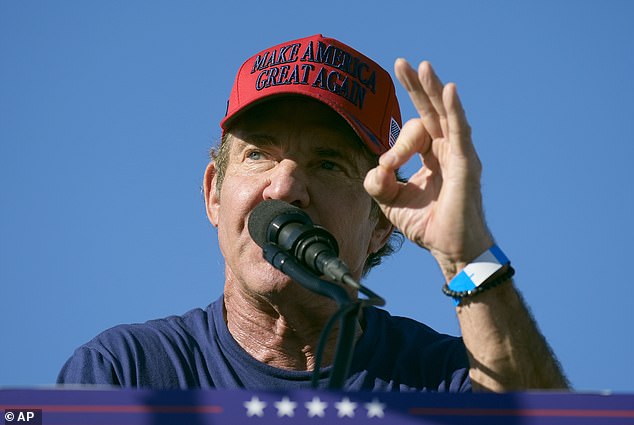 وقال للحشد إنه بينما كان رونالد ريغان رئيسه المفضل في القرن العشرين، فإن ترامب هو رئيسه المفضل في القرن الحادي والعشرين.