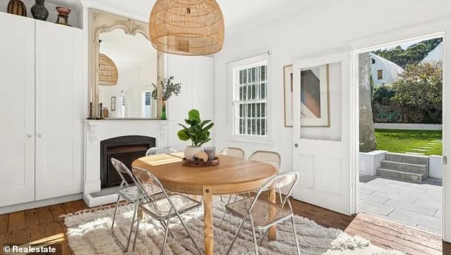 اشترى مصمم الأزياء العقار المذهل، الواقع في ضاحية واتسونز باي الحصرية، مقابل 2.75 مليون دولار في عام 2017.