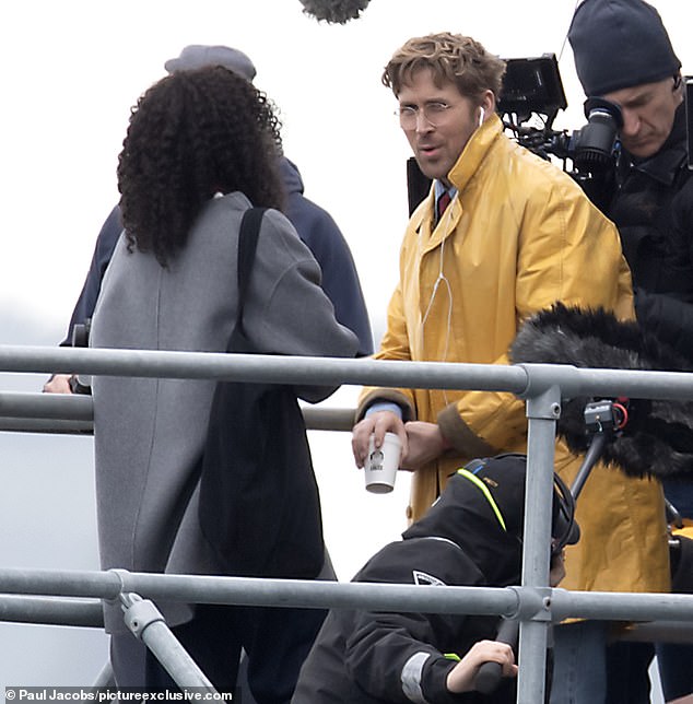 بإضافة لمسة أخرى من الألوان، أنهى رايان إطلالته بربطة عنق عنابية اللون وأكسسوارات بزوج من النظارات الدائرية.