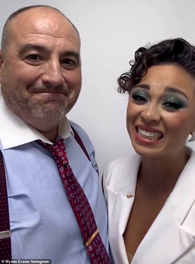 بينما أعطى الثنائي الراقص معلومات عن أي علاقات رومانسية سرية تجري خلف الكواليس في مقابلة أجريت معه مؤخرًا، وجه وين السؤال بشكل عشوائي إلى كاتيا