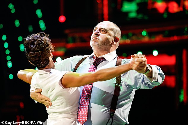 أصبح الثنائي مرشحًا مفاجئًا للفوز بمسابقة Strictly هذا العام، حيث سجل 34 نقطة من أصل 40 من الحكام في رقصة التانغو الخاصة بهم يوم السبت.