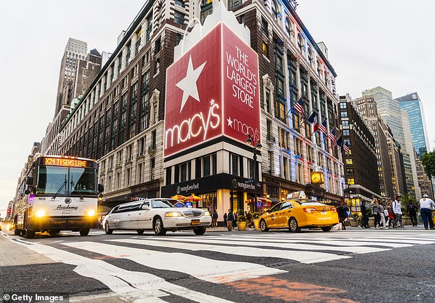 زعم أحد المتهمين أنه تعرض لاعتداء جنسي في مخزن متجر Macy's Flagship في مايو 2008 خلال حدث للأزياء.