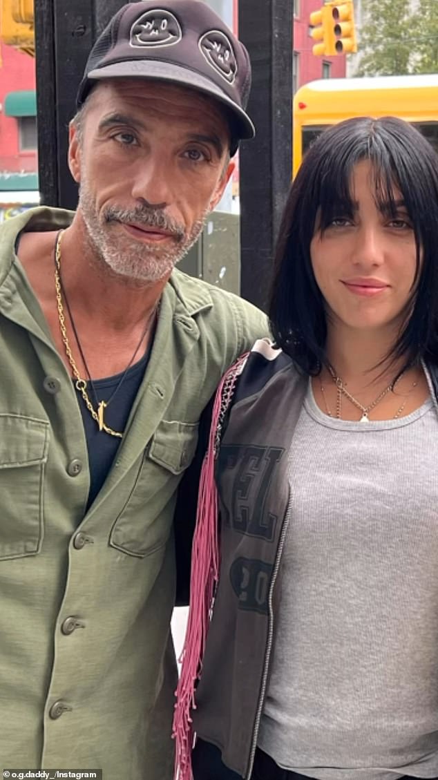 'عيد ميلاد سعيد لابنتي الجميلة والموهوبة الذكية! 28 عامًا،