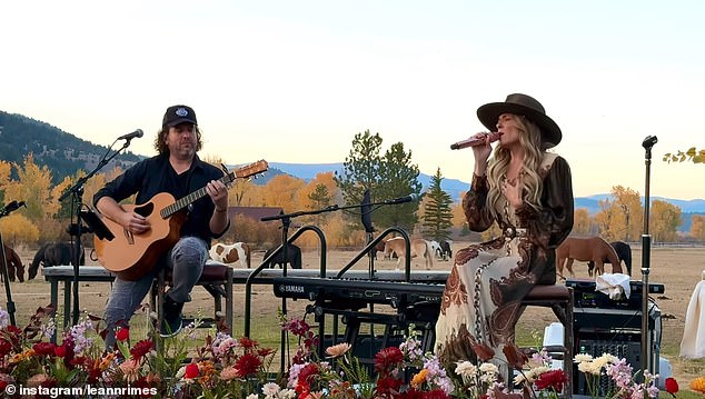 ستشارك مغنية الكانتري ومغنية البوب ​​أيضًا مقطع فيديو لها وهي تغني في هذا الحدث مع موسيقي واحد آخر على الجيتار الصوتي