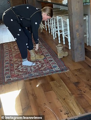 اقترح غرايمز أنه يجب تنظيف كلبهم الأليف المحبوب أثناء الاستحمام