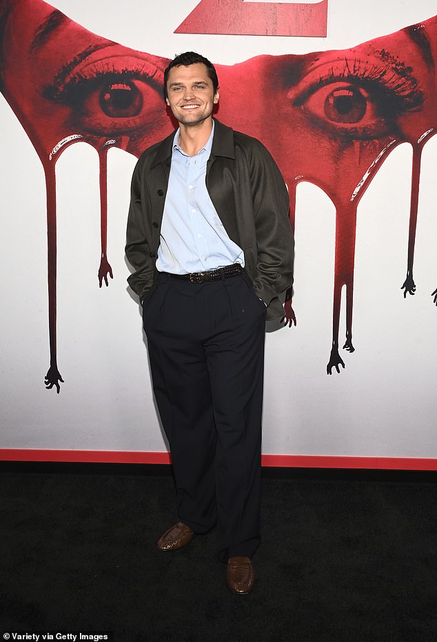 إنه راي نيكلسون، ابن جاك نيكلسون! بدا الممثل البالغ من العمر 32 عامًا أنيقًا في العرض الأول لفيلم Smile 2 في لوس أنجلوس مساء الاثنين