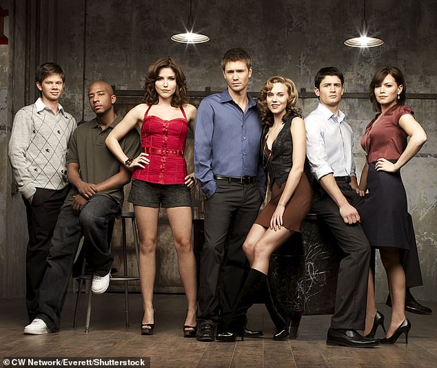 بعد عدة أشهر، أعلنت بيرتون مورغان أنها ستبتعد عن البث الصوتي. تشارك هي وبوش في سلسلة Netflix القادمة ولكن ليس لينز. في الصورة من اليسار إلى اليمين: لي نوريس، أنطون تانر، صوفيا بوش، تشاد مايكل موراي، هيلاري بيرتون مورغان، جيمس لافرتي، بيثاني جوي لينز في عام 2008