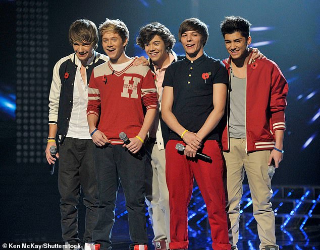 وجدت One Direction النجومية بعد ظهورها في المملكة المتحدة في عام 2010 واستمرت في بيع 70 مليون سجل ضخم في جميع أنحاء العالم (في الصورة في عام 2010)