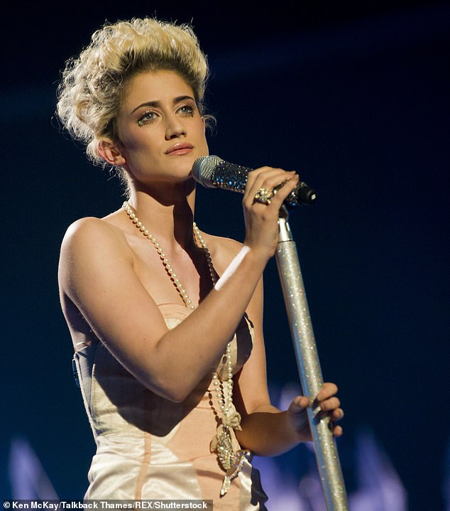 قامت كاتي وايسيل، التي خضعت للاختبار جنبًا إلى جنب مع ليام في سلسلة X Factor لعام 2010، بالتحقق من اسم سيمون في بيانين، متهمة رؤساء الموسيقى بالتركيز على 