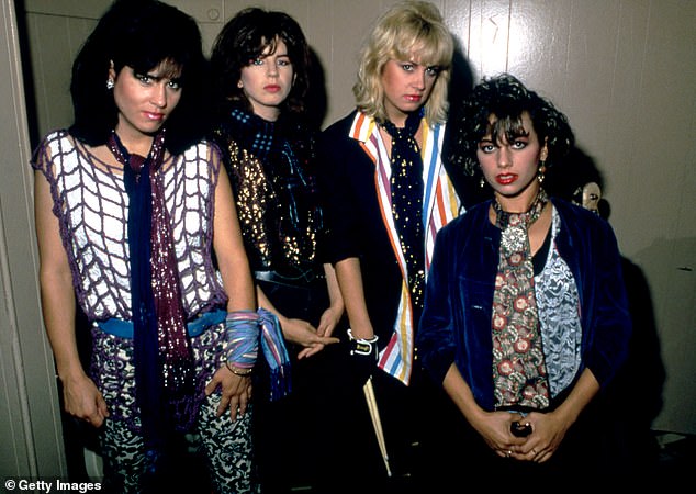 تم تشكيل فرقة هوفس (يسار) لصنع الشهرة The Bangles في عام 1981 عندما التقت بالأختين فيكي (يسار) وديبي بيترسون (الثاني إلى اليمين)؛ في الصورة مع عازف القيثارة مايكل ستيل (الثاني إلى اليسار)